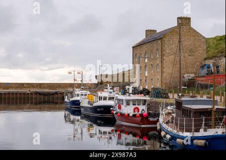 29. Mai 2024. Burghead Harbour, Moray, Schottland. Dies ist ein Blick auf die angelegten Fischerboote, die auf einer ruhigen, aber grauen Wolke am Pier von Burghead Harbour befestigt sind Stockfoto