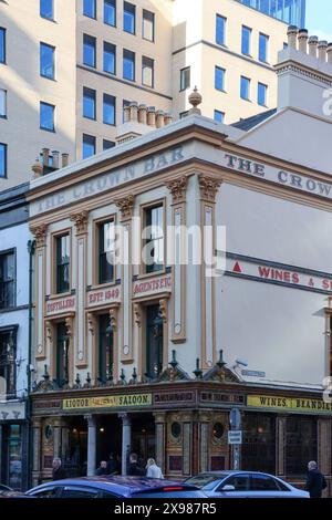 Belfast Pub, Public House Belfast City Centre, Pub außen und Schild The Crown Bar Belfast Northern Ireland. Stockfoto