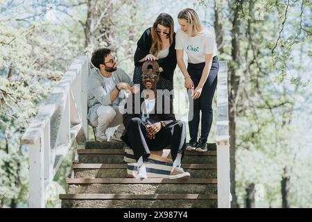 Vielfältige Freunde, die einen sonnigen Tag im Park genießen, Lachen teilen und gute Zeiten im Freien genießen Stockfoto