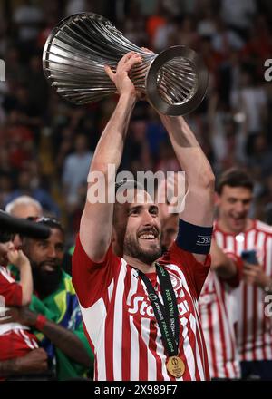 Athen, Griechenland. Mai 2024. Kostas Fortounis von Olympiacos FC feiert mit der Trophäe nach dem Sieg im Finale der UEFA Europa Conference League 1-0 in der AEK Arena in Athen. Der Bildnachweis sollte lauten: Jonathan Moscrop/Sportimage Credit: Sportimage Ltd/Alamy Live News Stockfoto