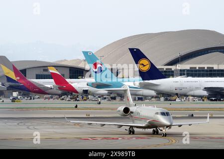 Bombardier Challenger 300 mit der Registrierung N309JE wurde am 27. Mai 2024 am LAX, Los Angeles International Airport, Kalifornien, gezeigt. Stockfoto