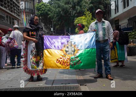 Mexiko-Stadt, Mexiko-Stadt, Mexiko. Mai 2024. Ein Mitglied der Gemeinde Purepecha von Charinistico im Bundesstaat Michoacan, das an dem Wahlkampfschluss von Dr. Claudia Sheinbaum Pardo, Kandidatin für die Präsidentschaft der Republik im Namen der MORENA-Partei, teilnahm. (Kreditbild: © Luis E Salgado/ZUMA Press Wire) NUR REDAKTIONELLE VERWENDUNG! Nicht für kommerzielle ZWECKE! Stockfoto