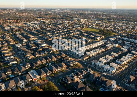 Am späten Nachmittag bietet sich ein großer Blick auf die Straßen und die neu gebauten, modernen australischen Häuser in Sydneys rasch ausgedehnten Vororten im Nordwesten. Stockfoto