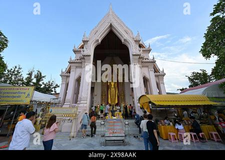 Der hoch verehrte, 24 Fuß hohe stehende Buddha, Phra Ruang Rojanarit, steht nördlich von Phra Pathom Chedi und zeigt die Abhaya Mudra Stockfoto