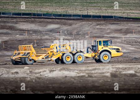 Airdrie Alberta Canada, 21. Mai 2024: Radschürfer arbeiten auf bewirtschaftetem Land und bauen eine neue Gemeinde Stockfoto