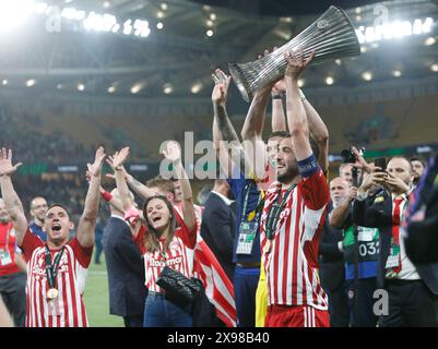 Athen, Donnerstag. 30. Mai 2024. Kostas Fortounis von Olympiacos gewinnt den Pokal, nachdem er am Donnerstag, den 30. Mai 2024, das Finale der Conference League zwischen Olympiacos FC und ACF Fiorentina in der OPAP Arena in Athen gewonnen hat. Quelle: Panagiotis Moschandreou/Xinhua/Alamy Live News Stockfoto