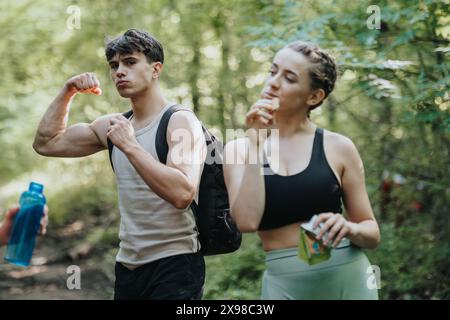 Junge Paare Wandern im Wald, die Fitness und gesunde Lebensweise zeigen Stockfoto
