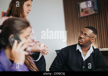 Das vielfältige Büroteam führt an einem modernen Arbeitsplatz durchdachte Diskussionen und Strategieplanung durch Stockfoto