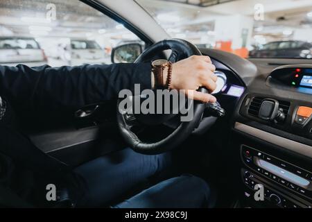 Nahaufnahme eines männlichen Handstartmotors mit modernem Schlüsselanhänger Stockfoto