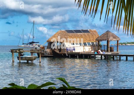 Eine Rhum Bar ist eine Touristenattraktion auf der Insel Taha'a in Französisch-Polynesien Stockfoto