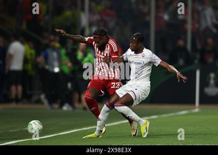 Rodinei (Olympiacos FC)Christian Kouame (Fiorentina) während des Endspiels der UEFA Europa Conference League zwischen Olympiacos 1-0 d.t.s. Fiorentina in der AEK Arena am 29. Mai 2024 in Athen. Quelle: Maurizio Borsari/AFLO/Alamy Live News Stockfoto