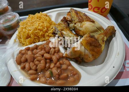 Los Angeles, Kalifornien, USA 25. Mai 2024 gegrillter Hühnerreis und Bohnen im El Pollo Loco am 25. Mai 2024 in Los Angeles, Kalifornien, USA. Foto: Barry King/Alamy Stock Photo Stockfoto