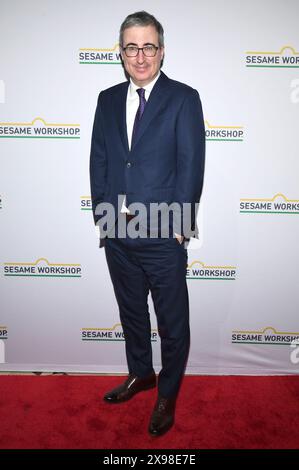 New York, USA. Mai 2024. John Oliver nimmt am 29. Mai 2024 an der Benefizgala des Sesame Workshops 2024 in der Cipriani 42nd Street, New York, NY, Teil. (Foto: Anthony Behar/SIPA USA) Credit: SIPA USA/Alamy Live News Stockfoto