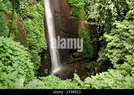 Blick auf einen Wasserfall, eine erneuerbare Wasserressource am Fuße des Mount Salak in Bogor, West Java, Indonesien. Stockfoto