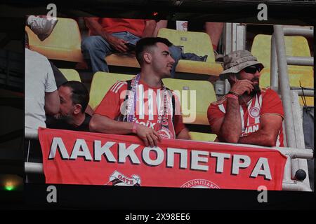 Die Fans (Olympiacos FC) während des Endspiels der UEFA Europa Conference League zwischen Olympiacos 1-0 d.t.s. Fiorentina in der AEK Arena am 29. Mai 2024 in Athen. Quelle: Maurizio Borsari/AFLO/Alamy Live News Stockfoto