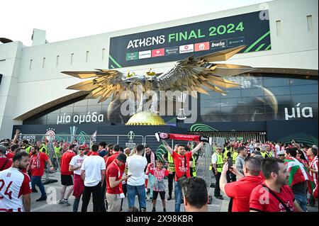 Athen, Athen, Griechenland. Mai 2024. Fans von Olympiacos Piräus genießen die Atmosphäre in der Stadt vor der UEFA Europa Conference League, dem Spiel zwischen Olympiacos Piräus und ACF Fiorentina in der OPAP Arena am 29. Mai 2024 in Athen, Griechenland. (Kreditbild: © Stefanos Kyriazis/ZUMA Press Wire) NUR REDAKTIONELLE VERWENDUNG! Nicht für kommerzielle ZWECKE! Stockfoto