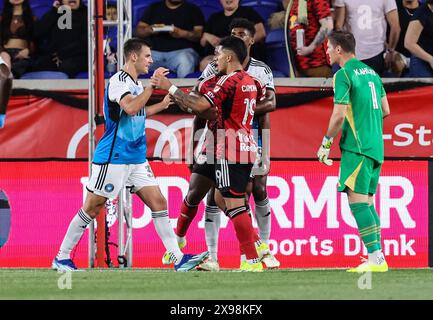 Harrison, NJ, USA. Mai 2024. Während des MLS-Spiels zwischen den New York Red Bulls und Charlotte FC in der Red Bull Arena in Harrison, NJ, brechen die Tempers auf Mike Langish/CSM/Alamy Live News Stockfoto