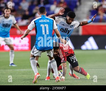 Harrison, NJ, USA. Mai 2024. Der New York Red Bulls Mittelfeldspieler Wikelman Carmona (19) wird während des MLS-Spiels zwischen den New York Red Bulls und Charlotte FC in der Red Bull Arena in Harrison, NJ, niedergeschlagen Mike Langish/CSM/Alamy Live News Stockfoto