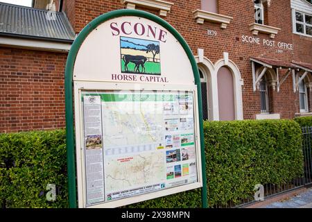 Scone Stadtzentrum und Touristeninformation Schild vor dem Scone Post Office, Pferdestadt von Australien und Züchtung von Champion-Rennpferden Stockfoto