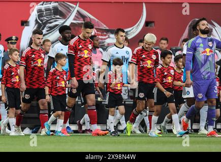 Harrison, NJ, USA. Mai 2024. Die Teams gehen vor dem Start des MLS-Spiels zwischen den New York Red Bulls und Charlotte FC in der Red Bull Arena in Harrison, NJ Mike Langish/CSM/Alamy Live News Stockfoto