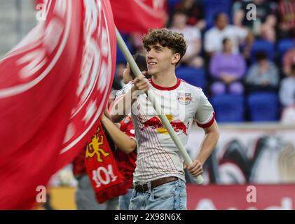 Harrison, NJ, USA. Mai 2024. Ein Fan schwingt die Teamflagge während des MLS-Spiels zwischen den New York Red Bulls und Charlotte FC in der Red Bull Arena in Harrison, NJ Mike Langish/CSM/Alamy Live News Stockfoto