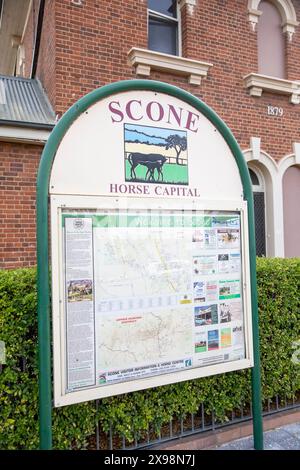 Scone Stadtzentrum und Touristeninformation Schild vor dem Scone Post Office, Pferdestadt von Australien und Züchtung von Champion-Rennpferden Stockfoto