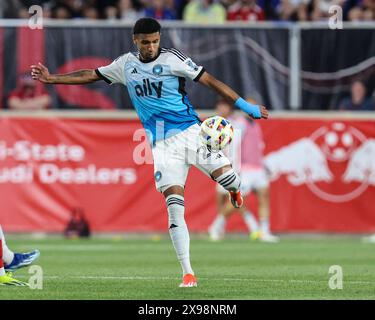 Harrison, NJ, USA. Mai 2024. Charlotte FC Verteidiger JoÃ Pedro (20) während des MLS-Spiels zwischen den New York Red Bulls und Charlotte FC in der Red Bull Arena in Harrison, NJ Mike Langish/CSM/Alamy Live News Stockfoto