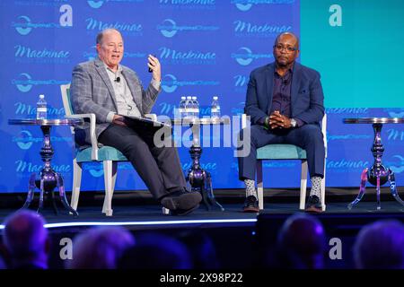 Mackinac Island, Usa. Mai 2024. Der Bürgermeister von Detroit, Mike Duggan, links, und der Polizeichef von Detroit, James White, rechts, sprechen am 29. Mai 2024 auf der Mackinac Policy Conference in Mackinac Island, mir. (Foto: Andrew Roth/SIPA USA) Credit: SIPA USA/Alamy Live News Stockfoto