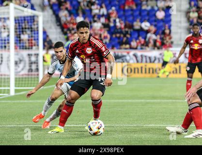 Harrison, NJ, USA. Mai 2024. Der New York Red Bulls Mittelfeldspieler Wikelman Carmona (19) gewinnt die Kontrolle über den Ball und dreht sich während des MLS-Spiels zwischen den New York Red Bulls und Charlotte FC in der Red Bull Arena in Harrison, NJ Mike Langish/CSM/Alamy Live News Stockfoto