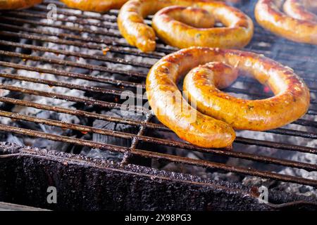 nordthailändische Würstchen (Sai AUA) auf dem Grill Stockfoto