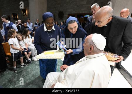 Rom, Italien. Mai 2024. Papst Franziskus trifft einige Nonnen vor seinem Treffen mit römischen Priestern, die am 29. Mai 2024 für weniger als zehn Jahre in Rom geweiht wurden. Papst Franziskus setzt seine Reihe von Treffen mit dem Klerus seiner Diözese fort und spricht mit einer Gruppe kürzlich geweihter Priester über pastorale Fragen. Die Begegnung wurde von den frommen Jüngern des Göttlichen Meisters, einem Orden religiöser Schwestern, veranstaltet, und der Papst erhielt eine herzliche Begrüßung von den Nonnen, inmitten von Grüßen, Geschenken und Segnungen. Foto von (EV) Vatican Media/ABACAPRESS. COM Credit: Abaca Press/Alamy Live News Stockfoto