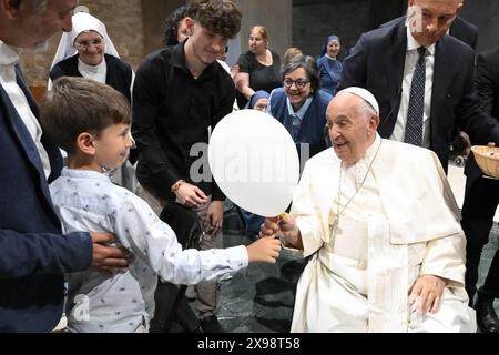 Rom, Italien. Mai 2024. Papst Franziskus trifft sich am 29. Mai 2024 mit jungen römischen Priestern in Rom, Italien. Papst Franziskus setzt seine Reihe von Treffen mit dem Klerus seiner Diözese fort und spricht mit einer Gruppe kürzlich geweihter Priester über pastorale Fragen. Die Begegnung wurde von den frommen Jüngern des Göttlichen Meisters, einem Orden religiöser Schwestern, veranstaltet, und der Papst erhielt eine herzliche Begrüßung von den Nonnen, inmitten von Grüßen, Geschenken und Segnungen. Foto von (EV) Vatican Media/ABACAPRESS. COM Credit: Abaca Press/Alamy Live News Stockfoto