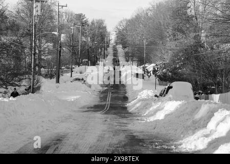 Eine Vorstadtstraße nach einem großen Schneesturm Stockfoto