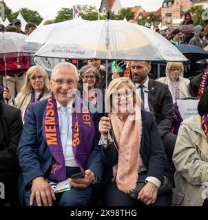 Eröffnung 103. Deutscher Katholikentag in Erfurt, Thüringen Eröffnungsfreier auf dem Erfurter Domplatz Joachim Herrmann, Innenminister Bayern, mit seiner Ehefrau Gerswid HerrmannEröffnung 103. Deutscher Katholikentag in Erfurt, Thüringen Eröffnungsfreier auf dem Erfurter Domplatz Joachim Herrmann, Innenminister Bayern, mit seiner Ehefrau Gerswid Herrmann, Erfurt Thüringen Deutschland Domplatz *** Eröffnung 103 Deutscher Katholikentag in Erfurt, Thüringen Eröffnungsöffner auf dem Erfurter Domplatz Joachim Herrmann, bayerischer Innenminister, mit seiner Ehefrau Gerswid Herrmann eröffnete er 103 das Deutsche C Stockfoto