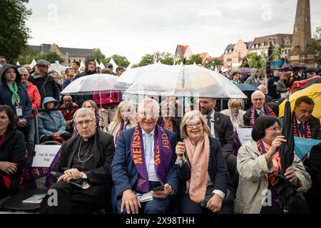 Eröffnung 103. Deutscher Katholikentag in Erfurt, Thüringen Eröffnungsfreier auf dem Erfurter Domplatz Joachim Herrmann, Innenminister Bayern, mit seiner Ehefrau Gerswid HerrmannEröffnung 103. Deutscher Katholikentag in Erfurt, Thüringen Eröffnungsfreier auf dem Erfurter Domplatz Joachim Herrmann, Innenminister Bayern, mit seiner Ehefrau Gerswid Herrmann, Erfurt Thüringen Deutschland Domplatz *** Eröffnung 103 Deutscher Katholikentag in Erfurt, Thüringen Eröffnungsöffner auf dem Erfurter Domplatz Joachim Herrmann, bayerischer Innenminister, mit seiner Ehefrau Gerswid Herrmann eröffnete er 103 das Deutsche C Stockfoto