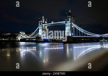 London, Großbritannien. Mai 2024. Fußball, vor dem Champions League-Finale in London: Tower Bridge spiegelt sich in einem Geländer an den Ufern der Themse wider. Quelle: Tom Weller/dpa/Alamy Live News Stockfoto