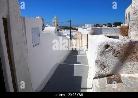 Megalochori, Santorini - Griechenland: Spaziergang durch die engen Gassen des wunderschönen Dorfes an einem sonnigen Tag. Stockfoto