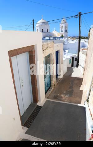 Megalochori, Santorini - Griechenland: Spaziergang durch die engen Gassen des wunderschönen Dorfes an einem sonnigen Tag. Stockfoto