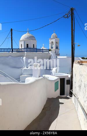 Megalochori, Santorini - Griechenland: Spaziergang durch die engen Gassen des wunderschönen Dorfes an einem sonnigen Tag. Stockfoto