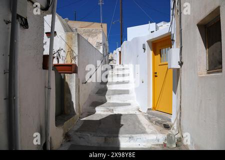 Megalochori, Santorini - Griechenland: Spaziergang durch die engen Gassen des wunderschönen Dorfes an einem sonnigen Tag. Stockfoto