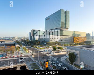 Abu Dhabi, Vereinigte Arabische Emirate - 25. Mai 2024: Die berühmte Cleveland Clinic auf Al Maryah Island, Abu Dhabi, zeigt ihre zeitgenössische Architektur wieder Stockfoto