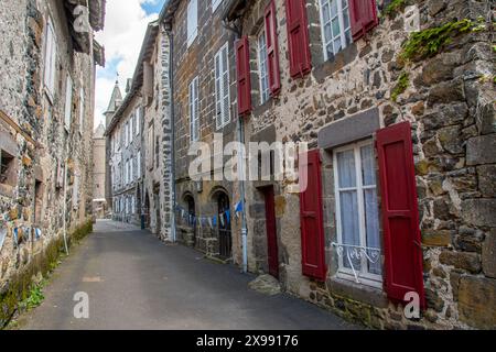 Malerische alte Straße in Salers, Frankreich. Salers ist ein mittelalterliches Dorf im französischen Departement Kantal in der Region Auvergne-Rhône-Alpes Stockfoto