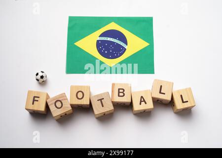 Brasilianische Flagge mit Fußballtitel und weißem Hintergrund. Fußballkonzept Stockfoto