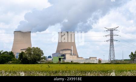 Fernsicht eines in Betrieb befindlichen Kernkraftwerks mit Dampfwolken. Konzepte des Umweltschutzes und der Kernenergieerzeugung Stockfoto