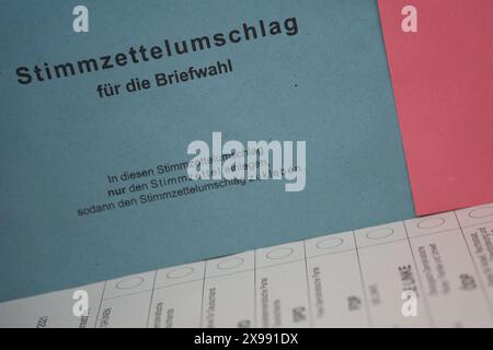Deutschland, Stuttgart - 01. März 2021: Nahaufnahme eines deutschen Briefwahl-Wahlumschlags mit Anweisungen für den demokratischen Prozess von Mail-i Stockfoto