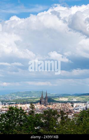 Fernsicht auf die Kathedrale Notre-Dame-de-l'Assomption in Clermont-Ferrand, Frankreich, erbaut aus schwarzem Volvic-Stein, in der Region Auvergne Rhône-Alpes Stockfoto