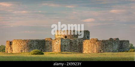 Camber Sands Castle wird am Abend in der goldenen Stunde in der Nähe von Rye East Sussex im Südosten Englands, Großbritannien, getaucht Stockfoto