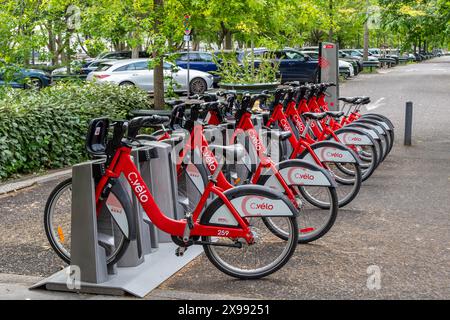 Bahnhof C.vélo mit mehreren Fahrrädern. C.vélo ist das Selbstbedienungs- und Langzeitmietfahrradsystem in Clermont-Ferrand, Frankreich Stockfoto