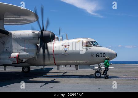 PHILIPPINE SEA (29. Mai 2024) Aviation Boatswain’s Mate (Launch/Recovery Equipment) Airman Lilly Phillips aus Indianapolis bereitet eine E-2D Hawkeye vor Stockfoto