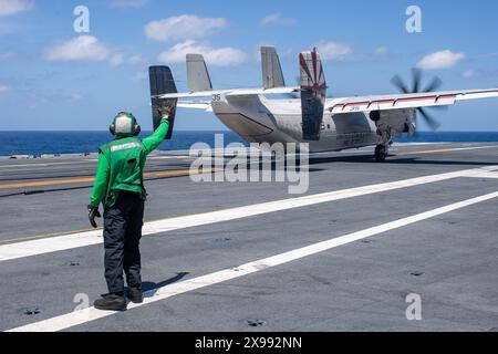 PHILIPPINE SEA (29. Mai 2024) der Flugmann James Browder aus Detroit leitet einen C-2A Greyhound, der dem Rawhides of Fleet Logistics Support Squadr zugeordnet ist Stockfoto